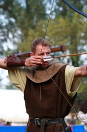 Modern re-enator using a bow; © iStock photos